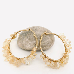 Boucles d’oreilles créoles en acier inoxydable avec gravier naturel faites à la main