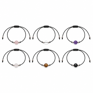 Six modèles de bracelets à cordon noir et perle colorée, présentés sur fond clair