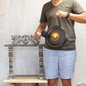 Gong artisanal 25 cm avec support et mailloche – noir