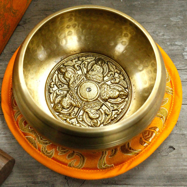 Bol Chantant Tibétain – Cinq Bouddhas, 10 cm (env. 400 g) – ACHAIAH (visuel 3)