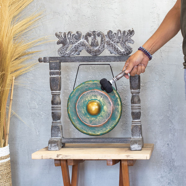 Gong artisanal 25 cm avec support et mailloche – vert patiné