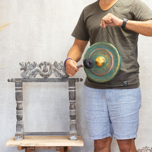Gong artisanal 25 cm avec support et mailloche – vert patiné