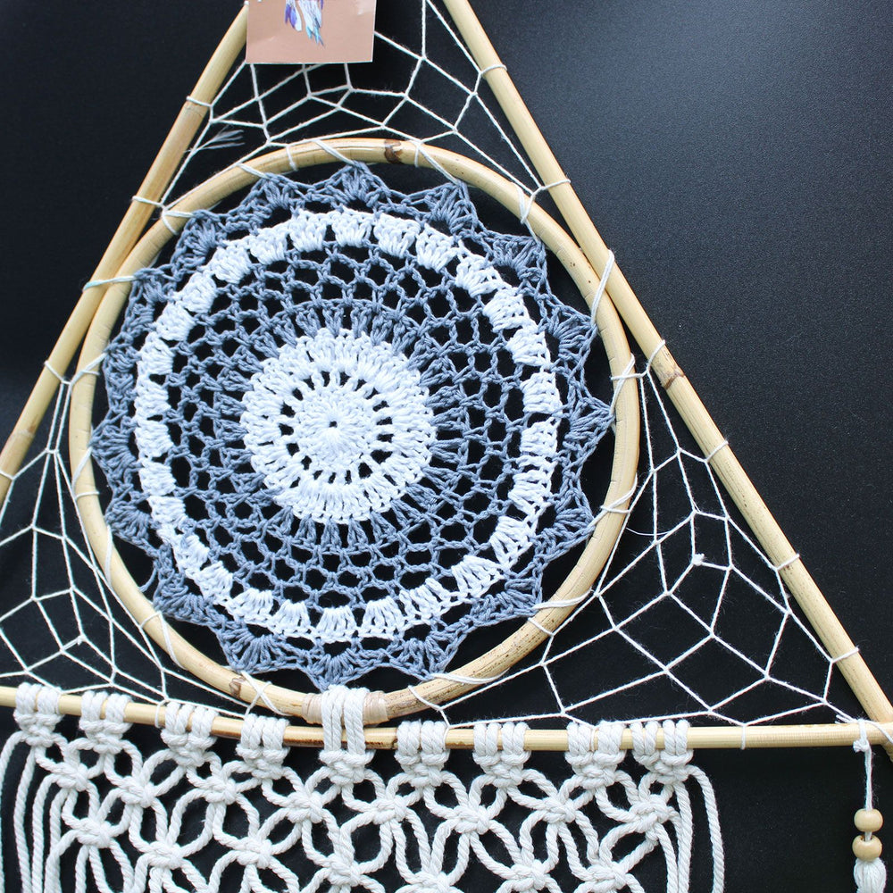 Grand attrape-rêves macramé pyramide – Blanc et gris – photo principale