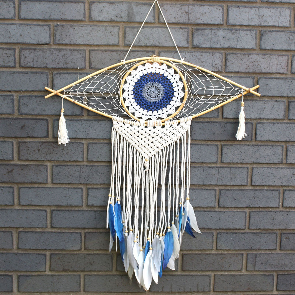 Grand attrape-rêves macramé Œil protecteur – Blanc, bleu et gris – photo principale