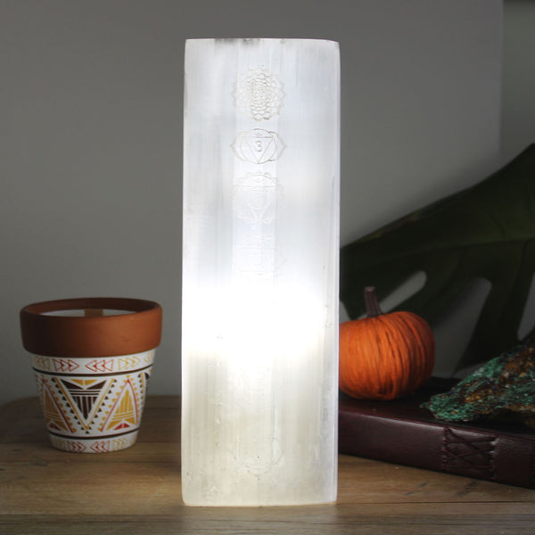 Lampe en sélénite – Chakras – 25 cm